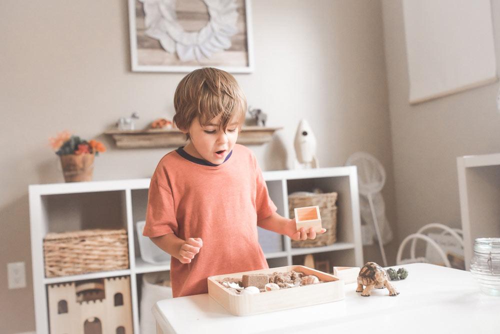 Niño jugando en una habitación infantil