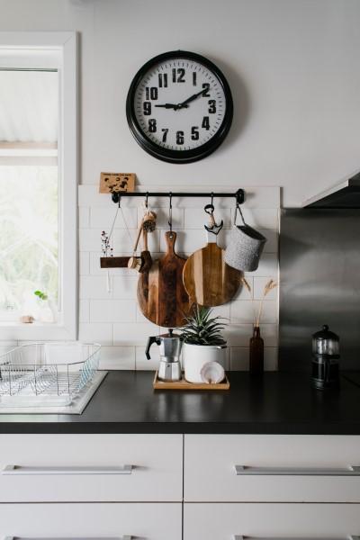 Pared de cocina con reloj