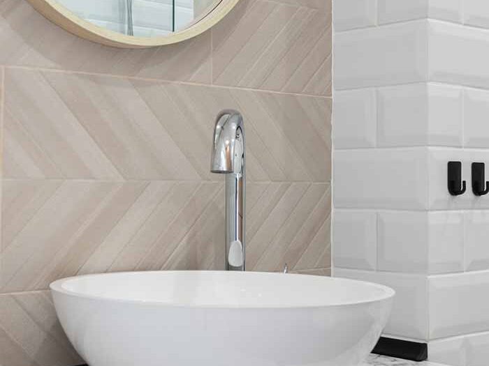 Combinaciones de azulejos para baños con tonos blancos y neutrales
