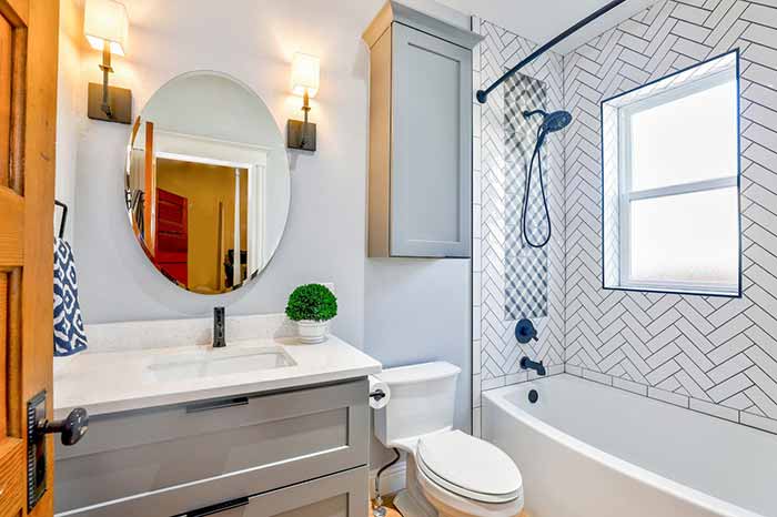 Combinación de azulejos de baños en blanco con toques de negro