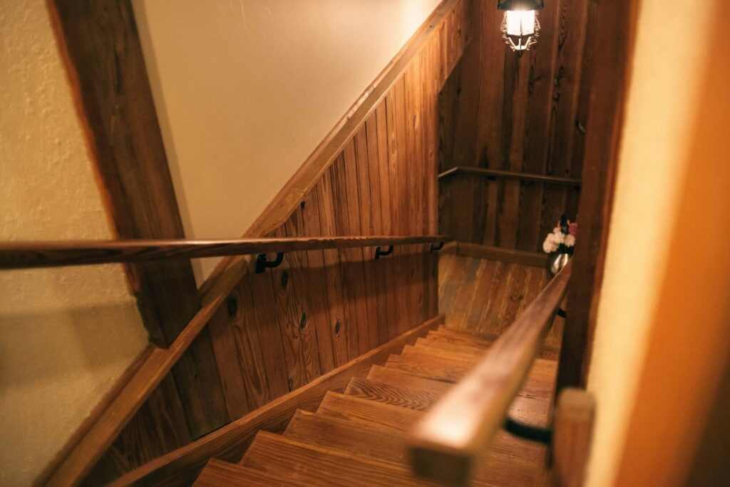 Detalle de escalera de madera con barandilla de madera