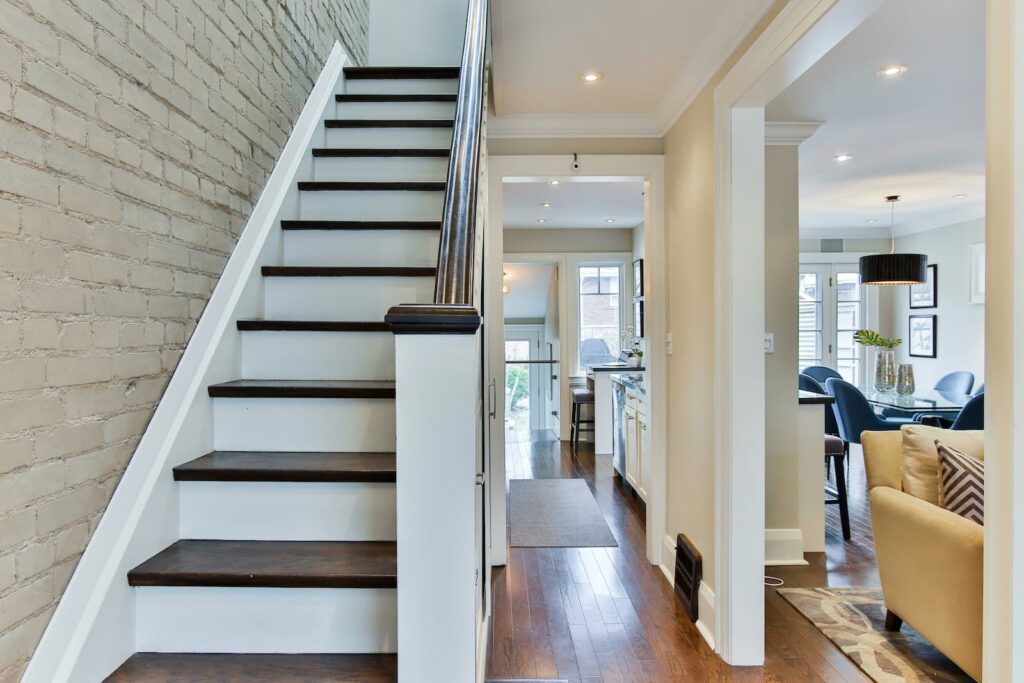 Proyecto de reforma de vivienda con escalera interior